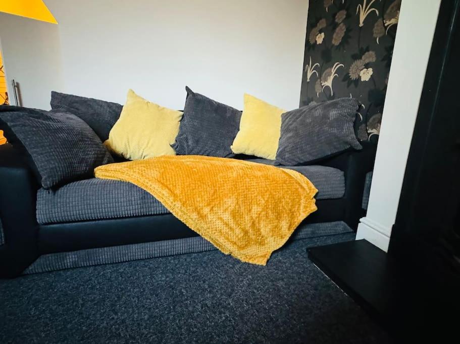 Cosy 2 Bedroom House In Leicester- Entire House, Sleeps 5 Holiday home Leicester