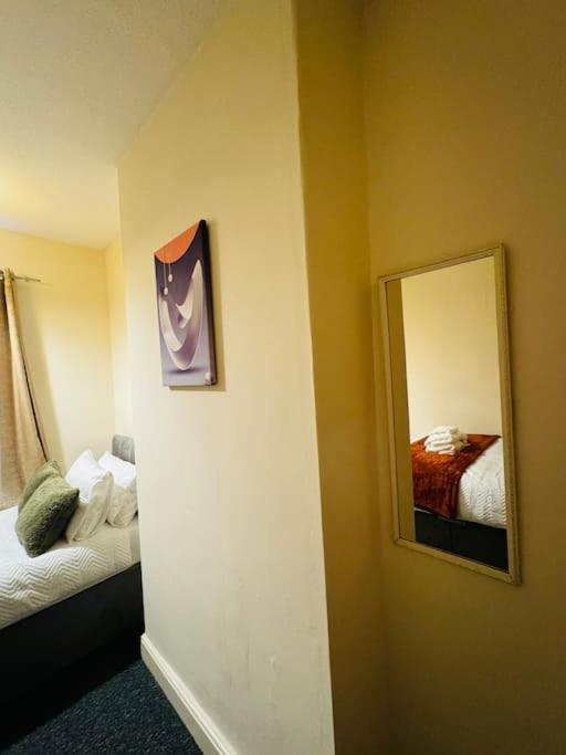 Cosy 2 Bedroom House In Leicester- Entire House, Sleeps 5 *