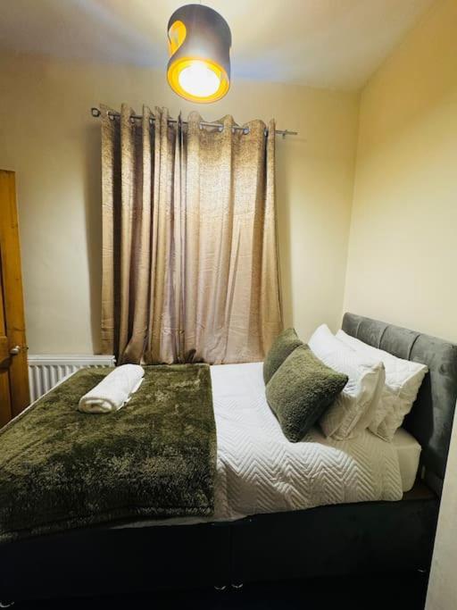 Cosy 2 Bedroom House In Leicester- Entire House, Sleeps 5 * Leicester