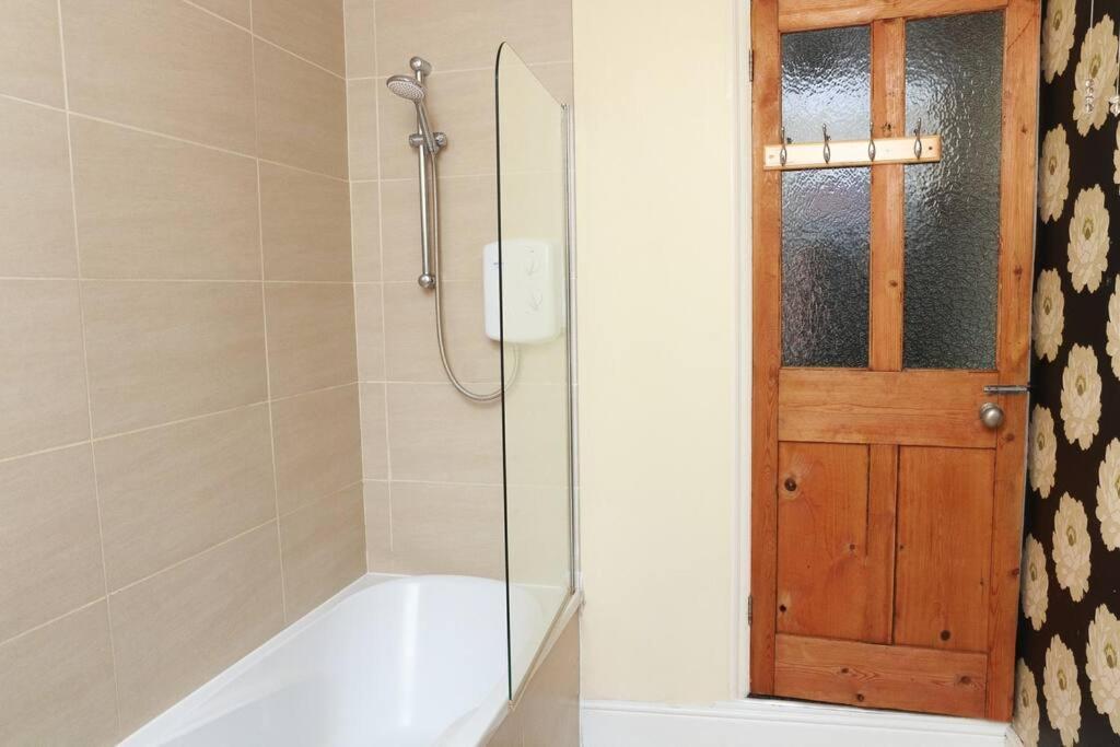 Cosy 2 Bedroom House In Leicester- Entire House, Sleeps 5 Holiday home
