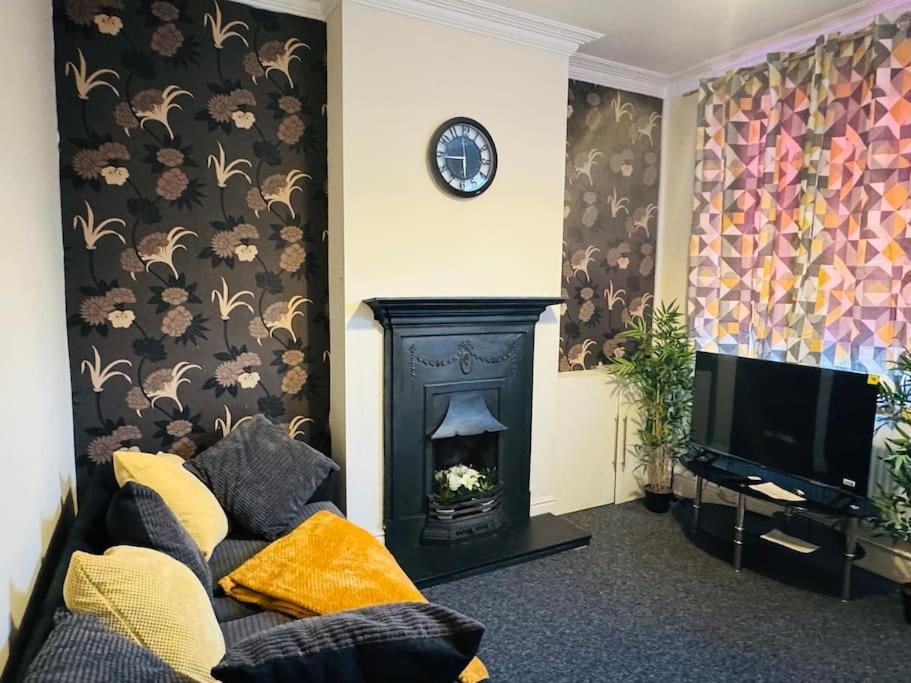 Cosy 2 Bedroom House In Leicester- Entire House, Sleeps 5 Holiday home *