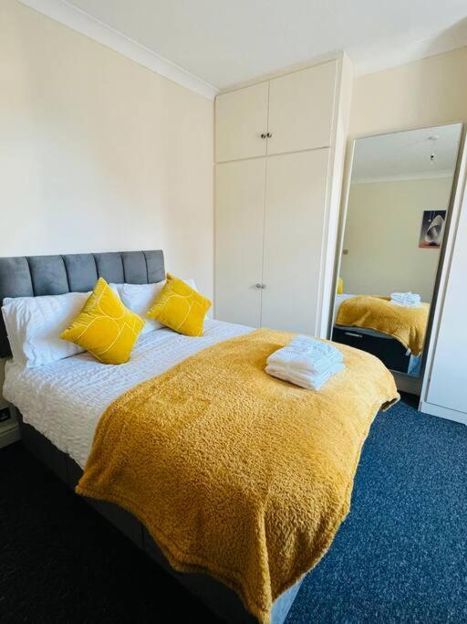 Cosy 2 Bedroom House In Leicester- Entire House, Sleeps 5 Holiday home Leicester